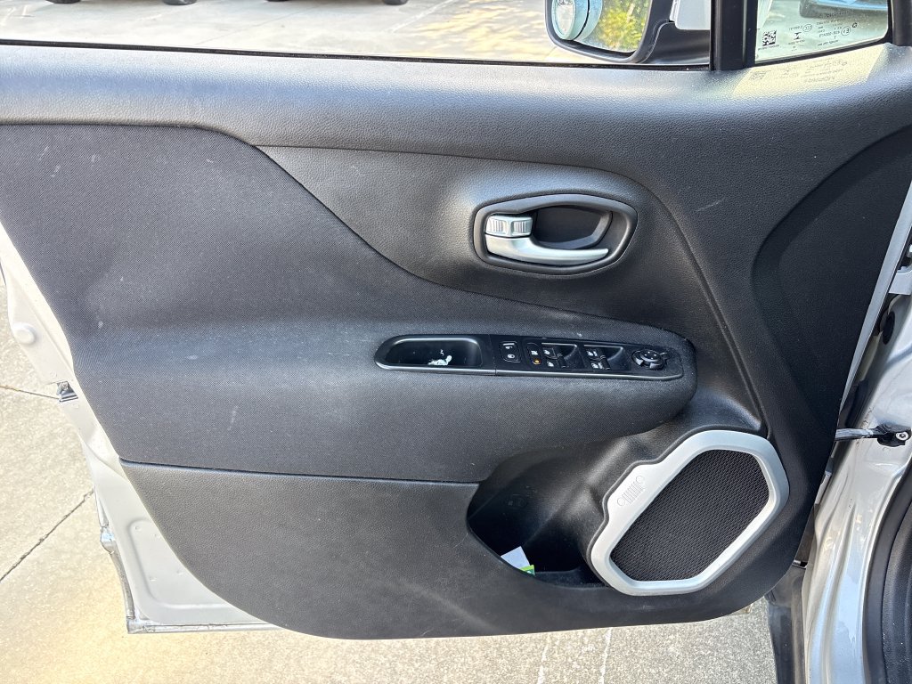 Used 2018 Jeep Renegade Latitude FWD image 39