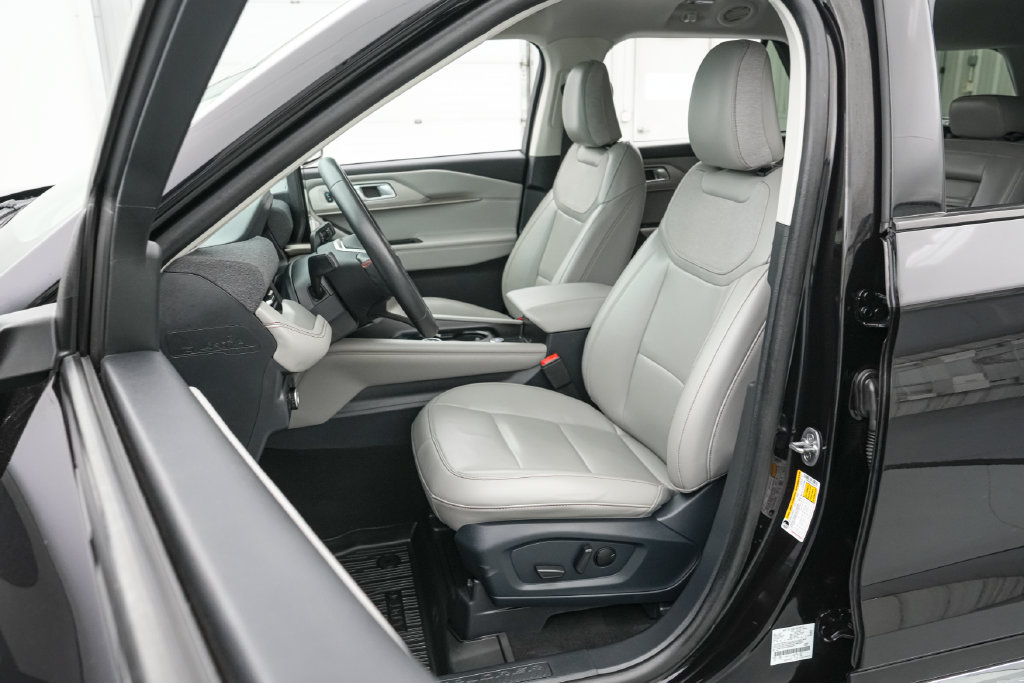 Certified 2025 Ford Explorer Active w/ Active Comfort Package AWD/4WD image 11
