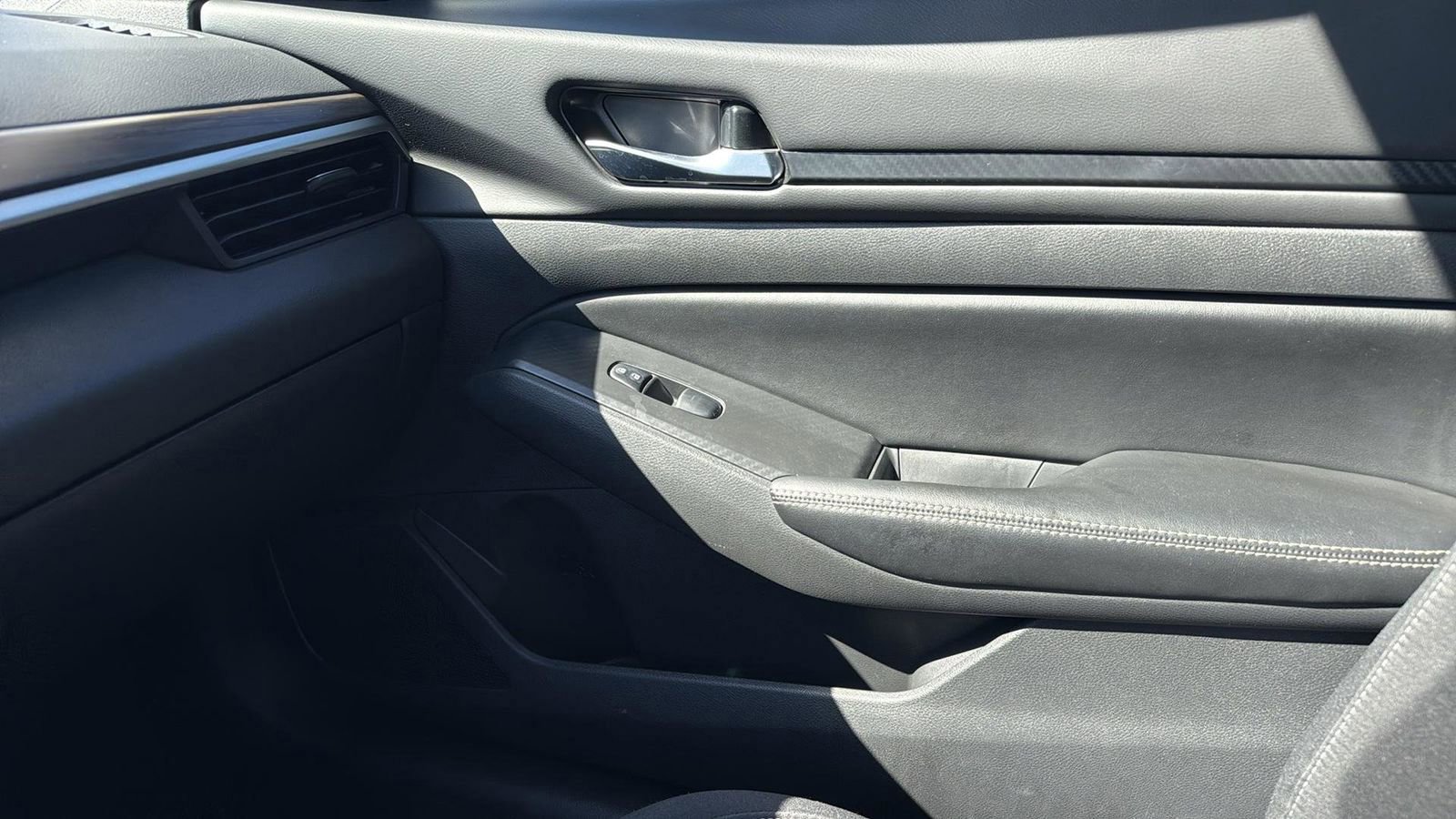 Used 2024 Nissan Altima 2.5 SV image 24