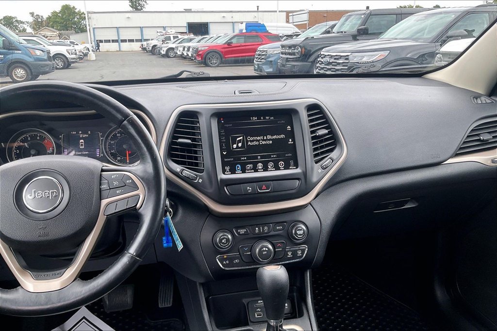 Used 2017 Jeep Cherokee Latitude w/ Safety/Convenience Group FWD image 5