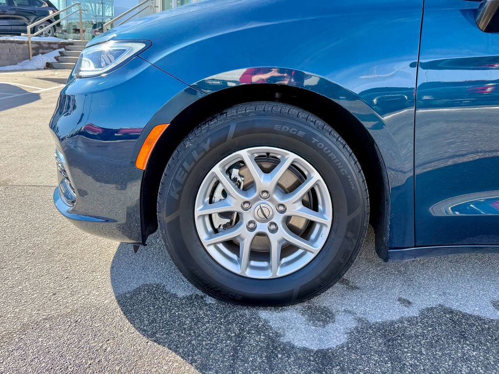 Used 2025 Chrysler Pacifica Select image 36