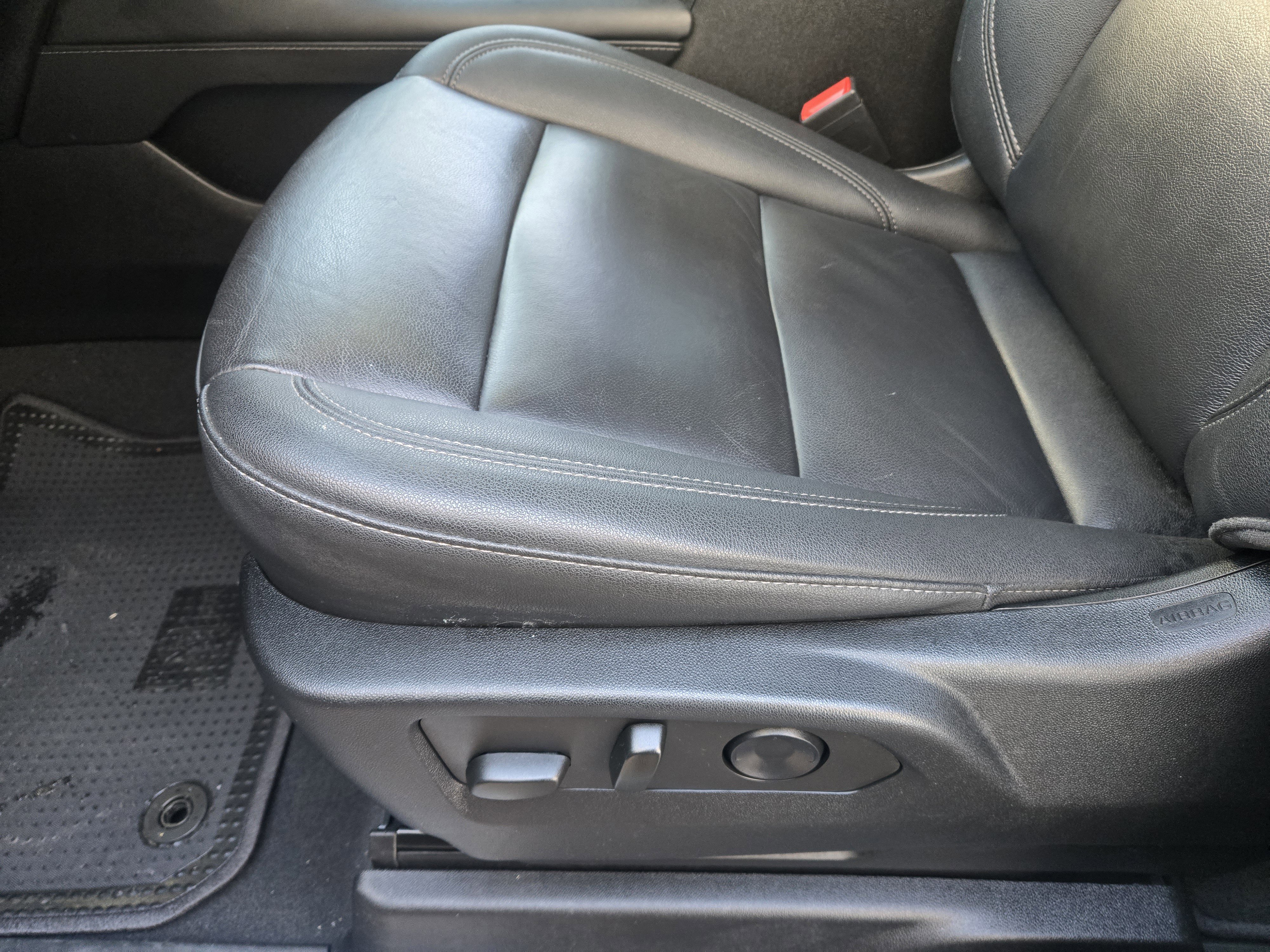 Used 2022 Chevrolet Suburban LT w/ Luxury Package image 17