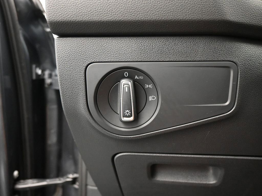 Used 2023 Volkswagen Tiguan SE w/ Panoramic Sunroof Package image 40