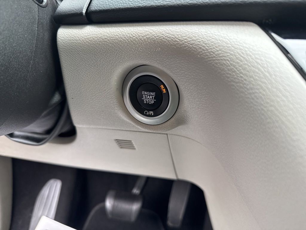 Used 2023 Chrysler Voyager LX image 25
