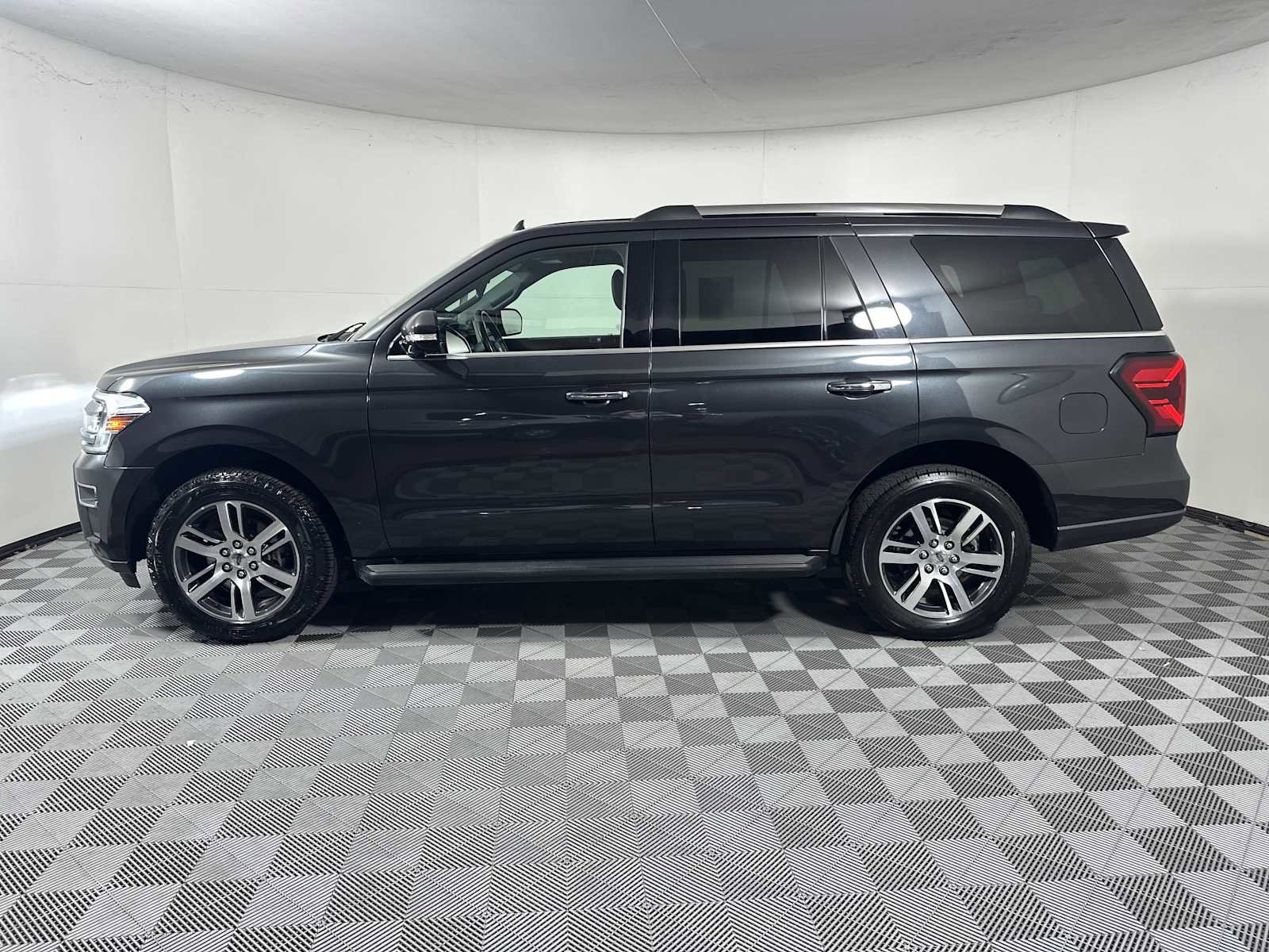 Certified 2024 Ford Expedition Limited image 2