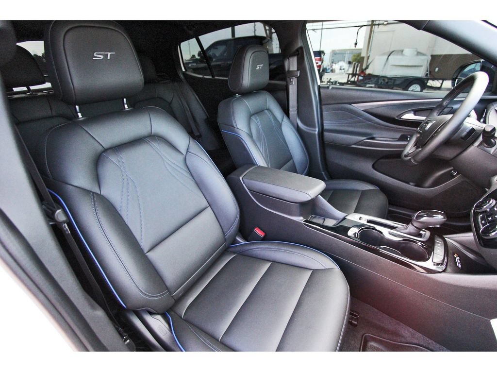 Used 2025 Buick Envista Sport Touring w/ Experience Buick Package FWD image 33