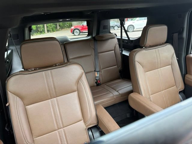 Used 2025 Chevrolet Suburban High Country AWD/4WD image 30
