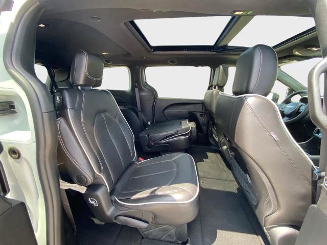 Used 2025 Chrysler Pacifica Limited FWD image 17