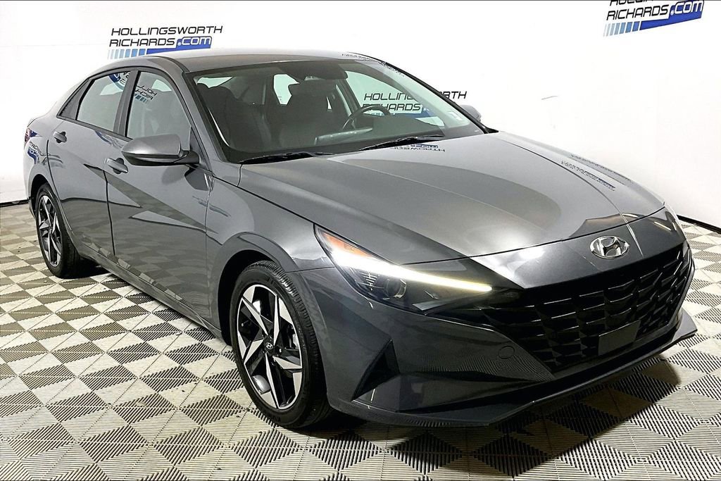 Used 2023 Hyundai Elantra SEL w/ Convenience Package image 3