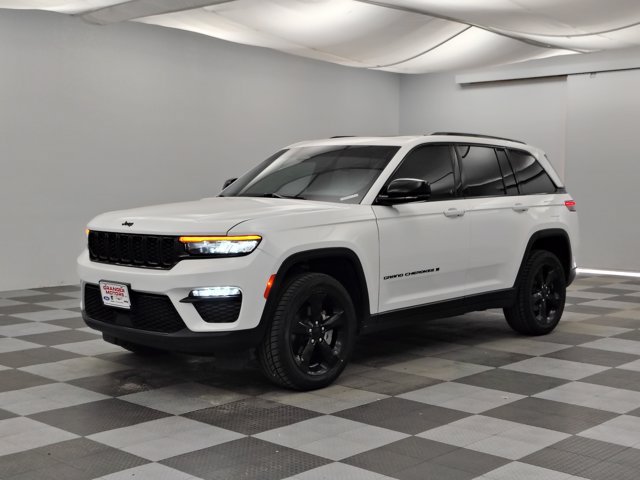 Used 2024 Jeep Grand Cherokee Limited w/ Black Appearance Package AWD/4WD image 8