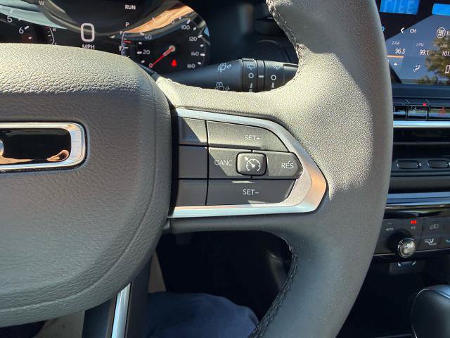 Used 2025 Jeep Compass Latitude w/ Convenience Group AWD/4WD image 22