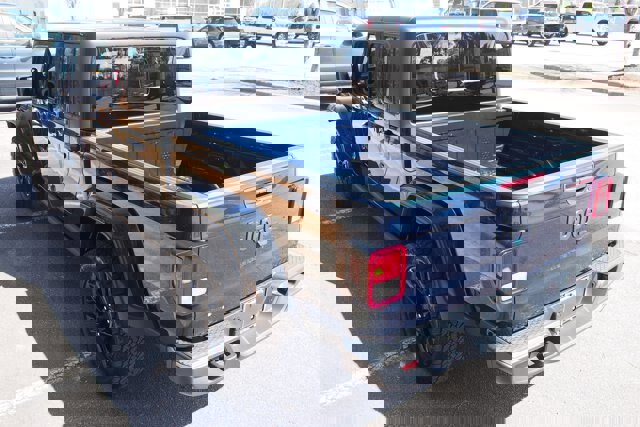 Used 2025 Jeep Gladiator Sport image 3