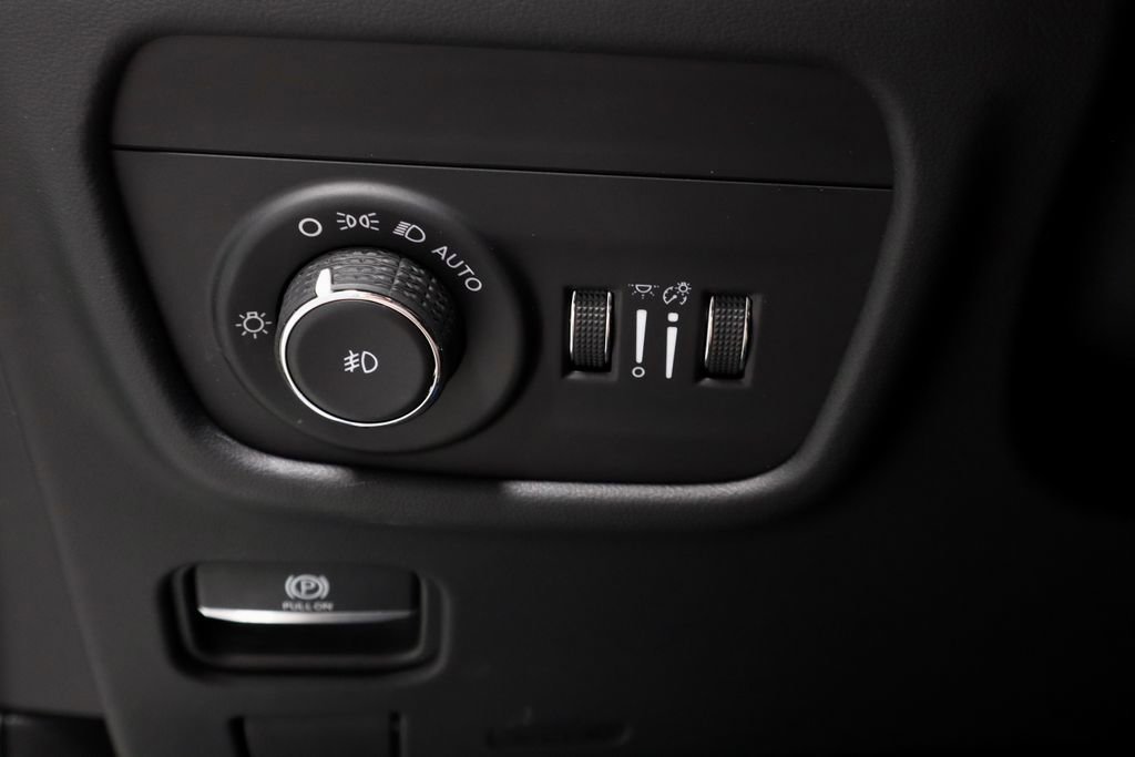 Used 2022 Jeep Grand Cherokee Summit AWD/4WD image 28