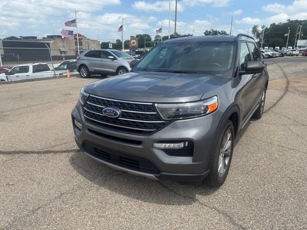 Certified 2022 Ford Explorer XLT w/ Equipment Group 202A AWD/4WD image 3