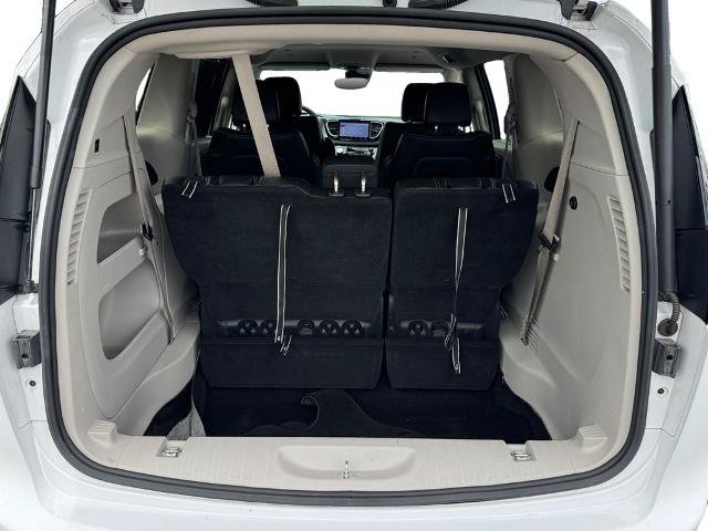 Used 2024 Chrysler Pacifica Touring-L FWD image 9