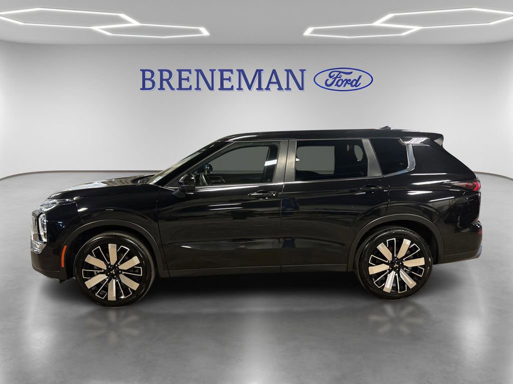 Used 2025 Mitsubishi Outlander SE image 2