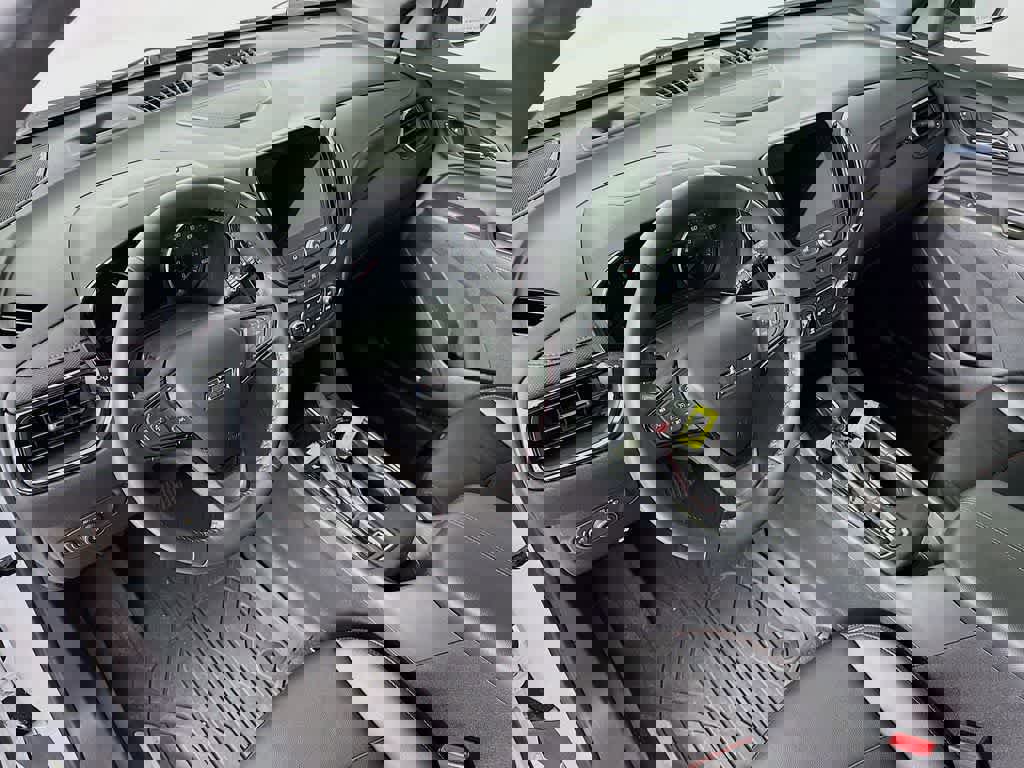 Used 2022 Chevrolet Equinox RS w/ RS Leather Package image 2