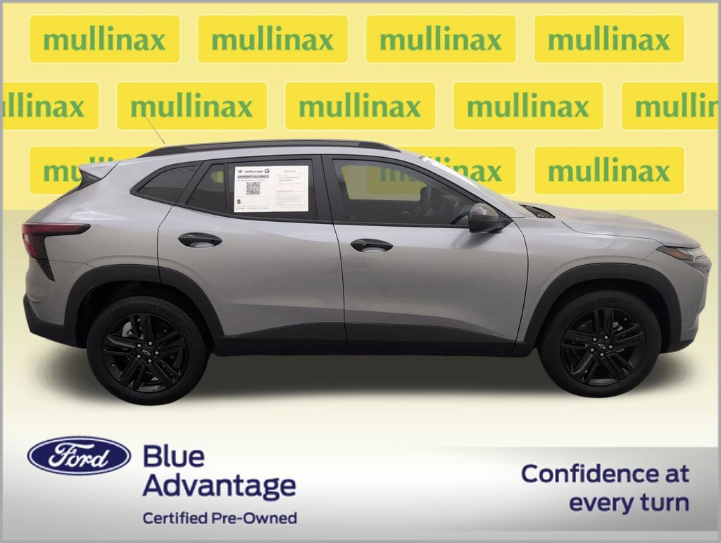 Used 2025 Chevrolet Trax ACTIV w/ Sunroof Package FWD image 2