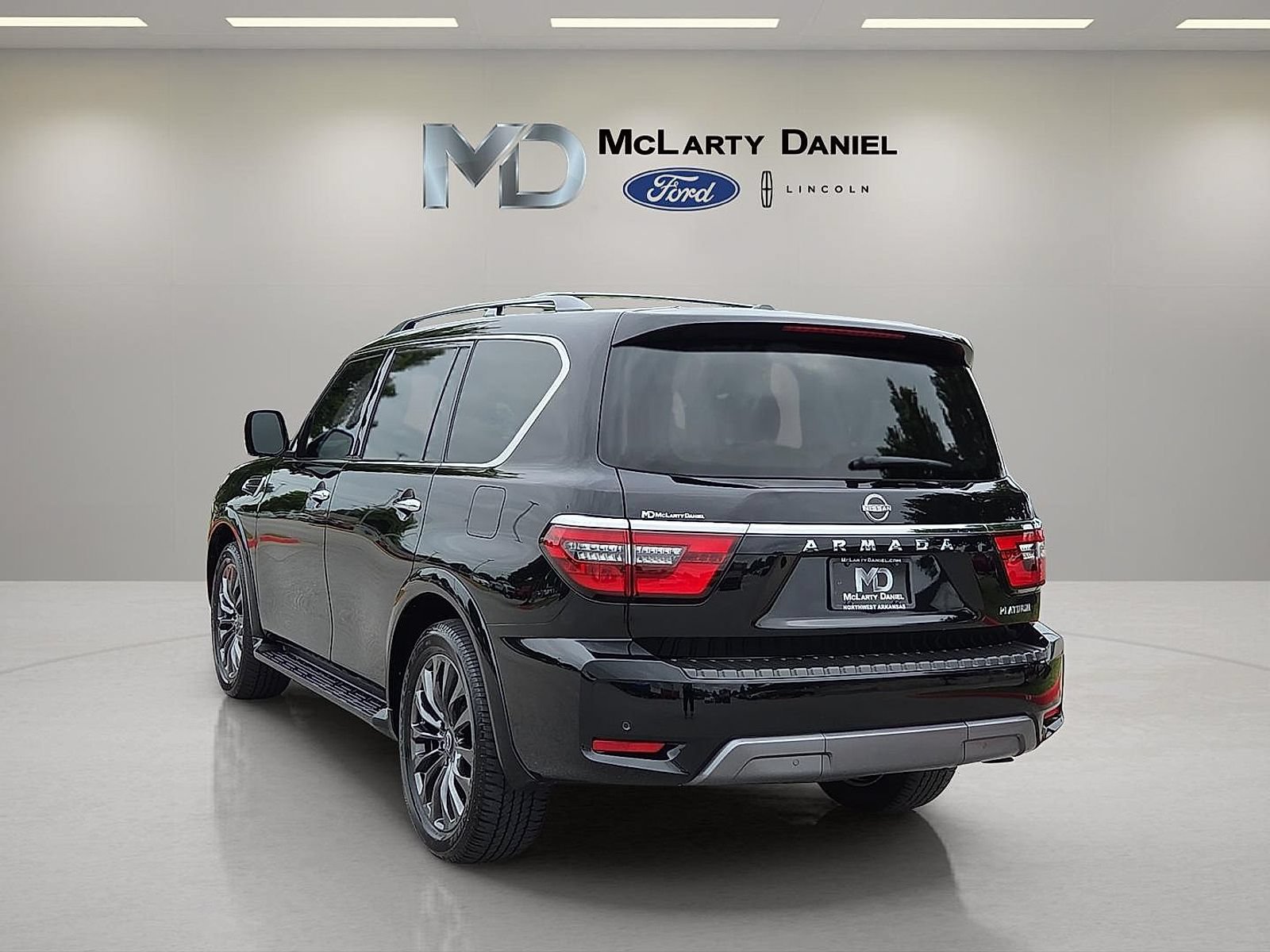 Used 2024 Nissan Armada Platinum w/ Captain's Chairs Package AWD/4WD image 4