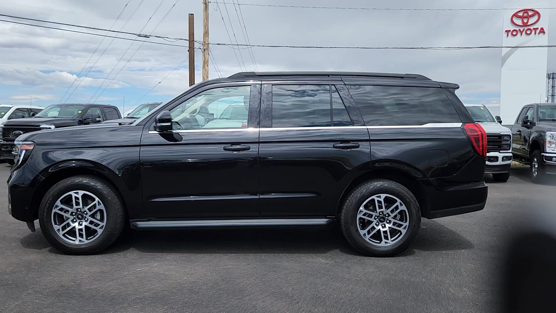 Certified 2025 Ford Expedition Active AWD/4WD image 3