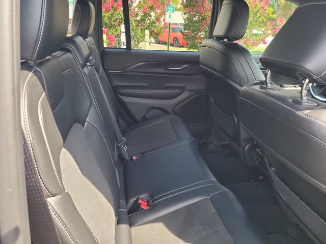 Used 2025 Jeep Grand Cherokee Altitude AWD/4WD image 28