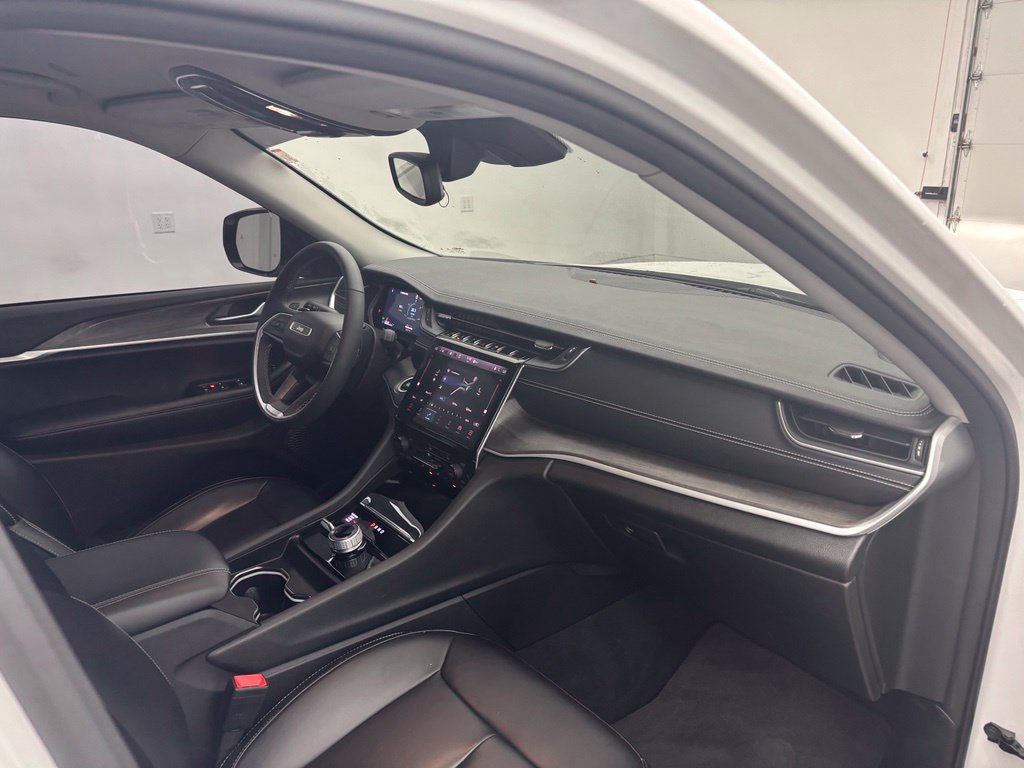 Used 2024 Jeep Grand Cherokee Limited AWD/4WD image 31