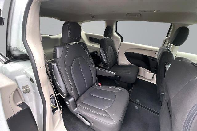 Used 2022 Chrysler Voyager LX image 28