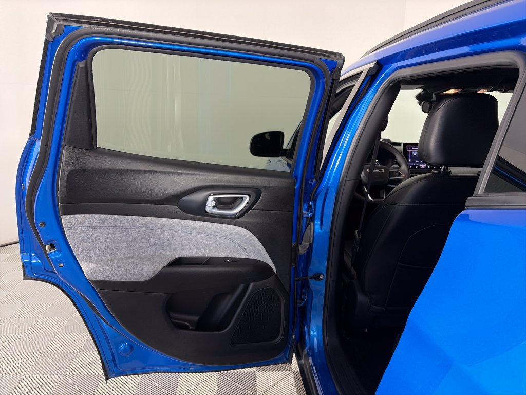 Used 2024 Jeep Compass Latitude AWD/4WD image 12