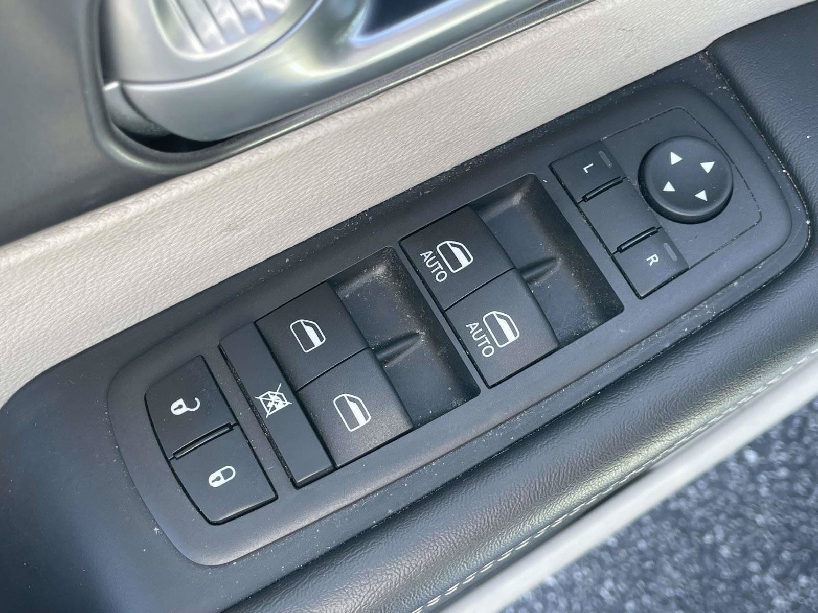 Used 2024 Chrysler Pacifica Touring-L FWD image 15