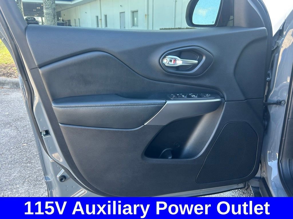 Used 2020 Jeep Cherokee Latitude Plus w/ Comfort/Convenience Group AWD/4WD image 37