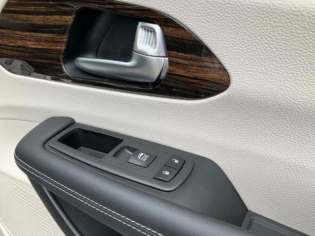 Used 2023 Chrysler Pacifica Limited AWD/4WD image 23
