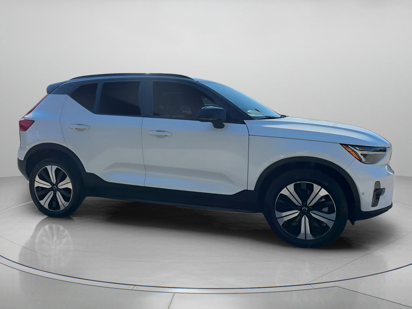Used 2023 Volvo XC40 Recharge Plus image 30