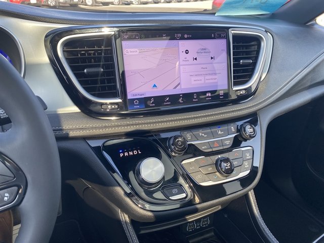 Used 2025 Chrysler Pacifica Limited image 32