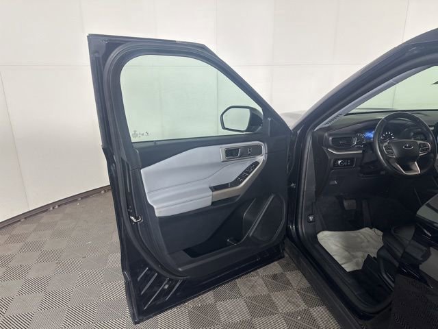 Certified 2022 Ford Explorer XLT w/ Equipment Group 202A image 10