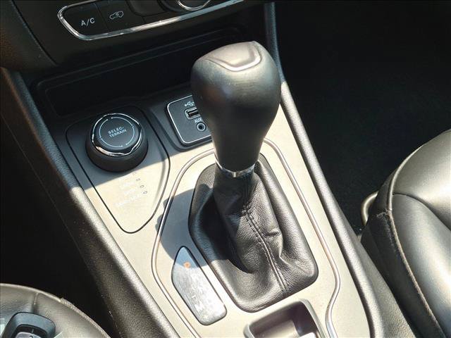 Used 2020 Jeep Cherokee Latitude Plus w/ Cold Weather Group AWD/4WD image 17