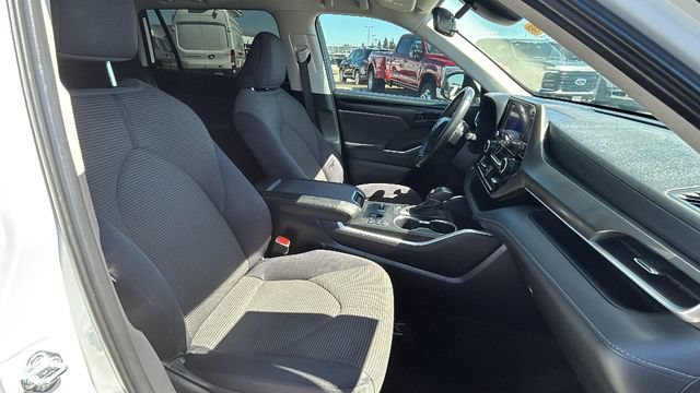 Used 2024 Toyota Highlander LE FWD image 11
