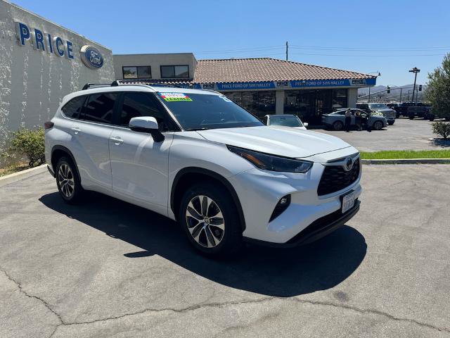 Used 2025 Toyota Highlander XLE FWD image 3