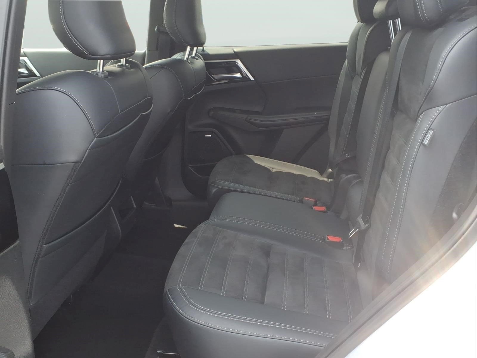 Used 2025 Mitsubishi Outlander SE AWD/4WD image 13