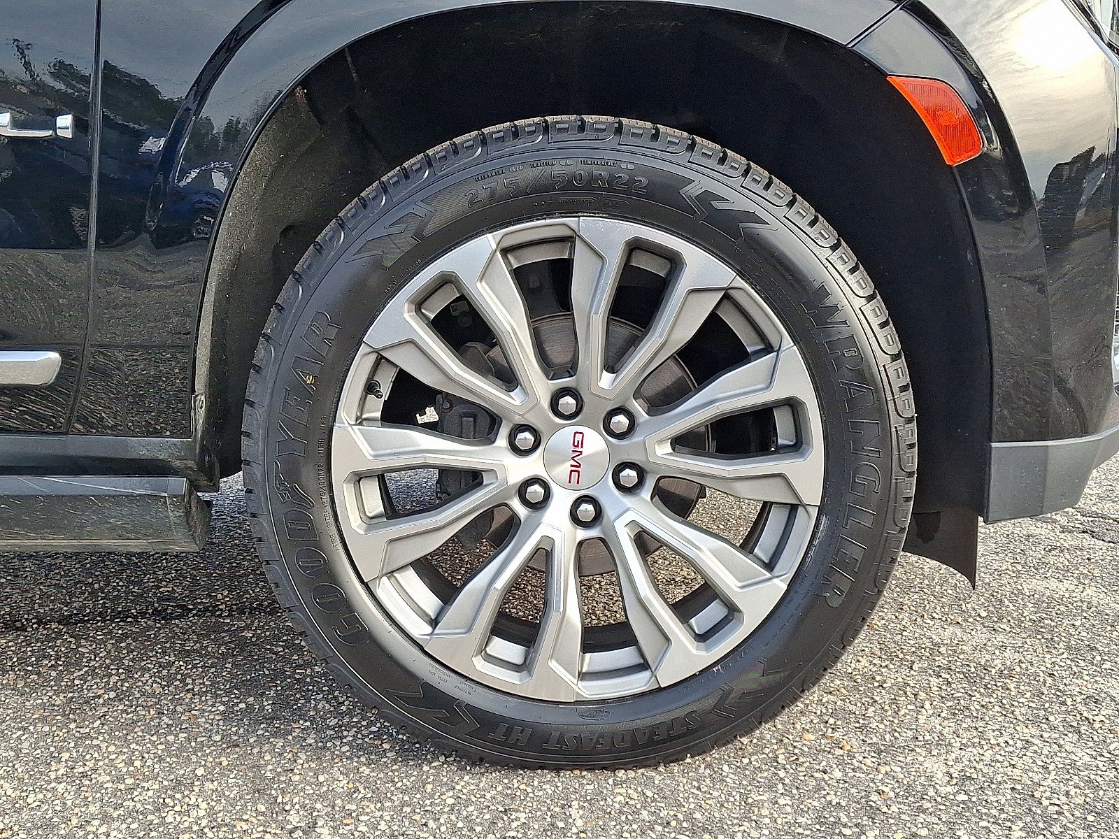 Used 2021 GMC Yukon Denali w/ Denali Premium Package image 8