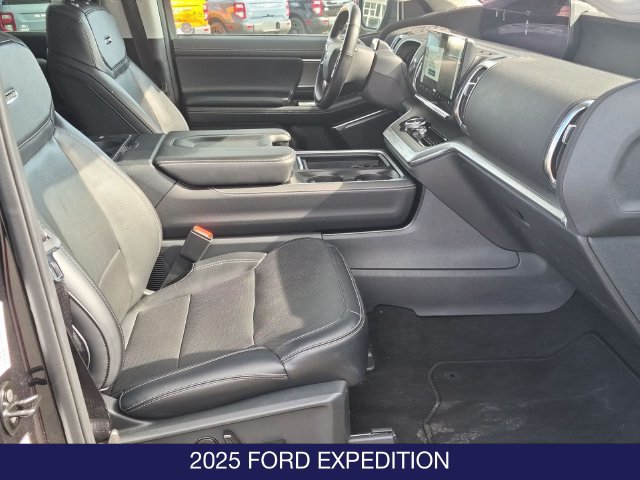 Certified 2025 Ford Expedition Platinum AWD/4WD image 22