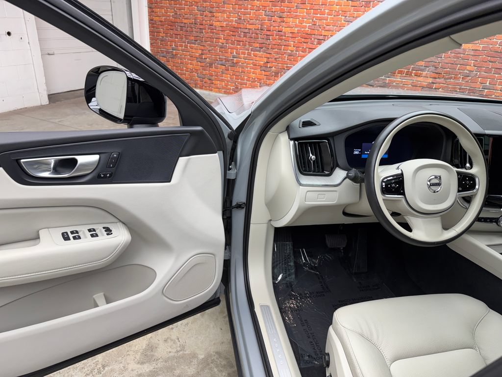 Used 2024 Volvo XC60 B5 Plus w/ Protection Package Premier AWD/4WD image 8