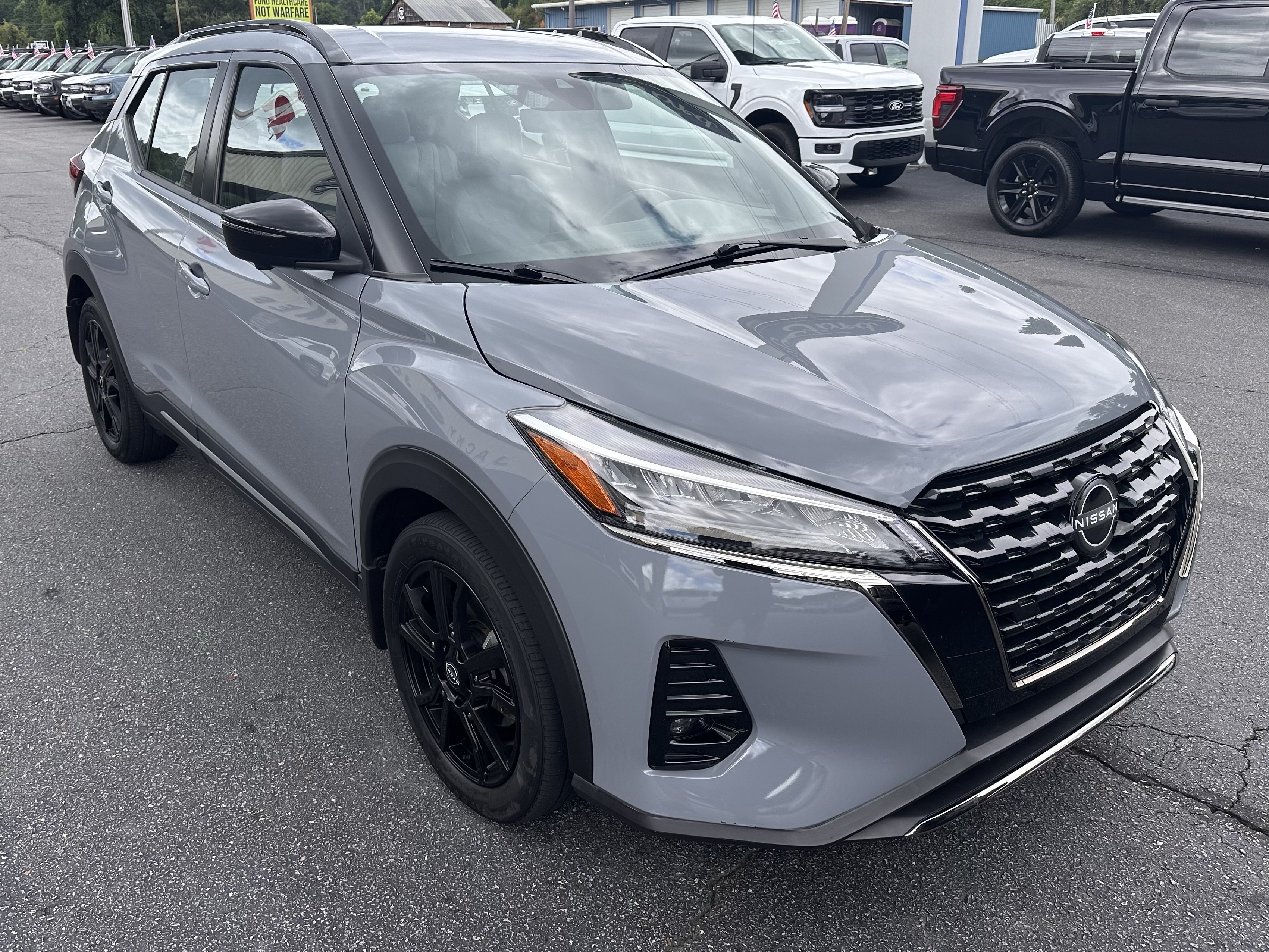 Used 2022 Nissan Kicks SR w/ Premium Package FWD image 4