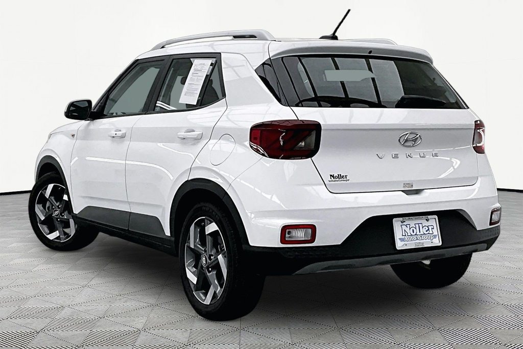 Used 2024 Hyundai Venue Limited FWD image 13