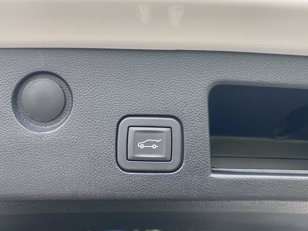 Used 2025 Chevrolet Equinox LT w/ Convenience Package II FWD image 7