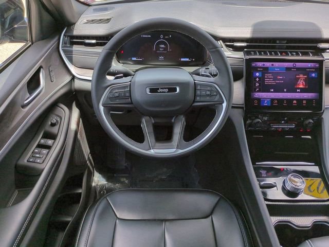 Used 2025 Jeep Grand Cherokee Limited w/ Black Appearance Package AWD/4WD image 16