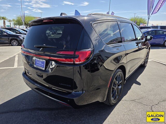 Used 2025 Chrysler Pacifica Limited FWD image 7