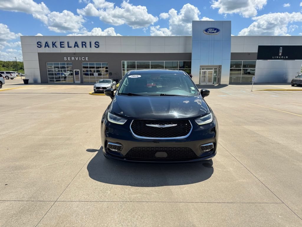 Used 2023 Chrysler Pacifica Touring-L FWD image 2