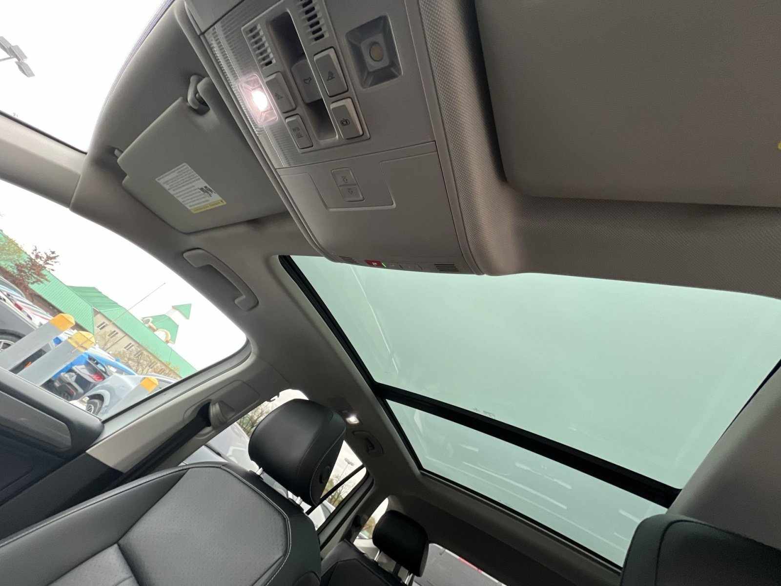 Used 2022 Volkswagen Tiguan SE image 23