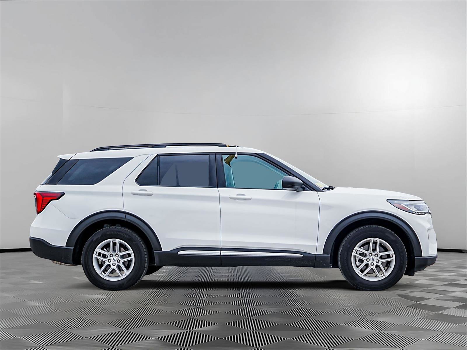 Certified 2025 Ford Explorer Active w/ Active Comfort Package RWD image 5