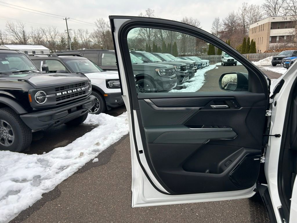 Used 2024 GMC Acadia AT4 w/ Luxury Package image 13